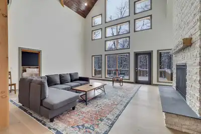 Image de Ski In/Out Access | Pet Friendly | Sleeps 18 | Hot Tub | Golf Course view