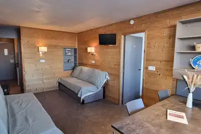 Image de 10m du centre station, balcon, télévision, casier à ski, 33m², La Plagne
