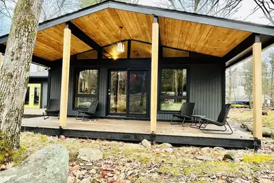 Image de The LoveShack- MidCenturyModern w hot tub in the Poconos!
