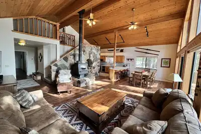 Image de Solitude in the Cedars, Spacious Mountain Home