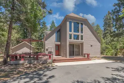 Image de Pinecone Peak--Updated Cabin with Huge Recreation Room and Flat Level Driveway!