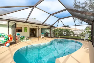 Image de 🍹🌞 Coastal Getaway! Heated Pool, Private Patio, Fenced Yard, 5 miles to Beach!