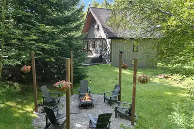 Image de 8 minutes to Mount Snow, Dog Friendly, Fire Pit, Hot Tub, Game Room, Private