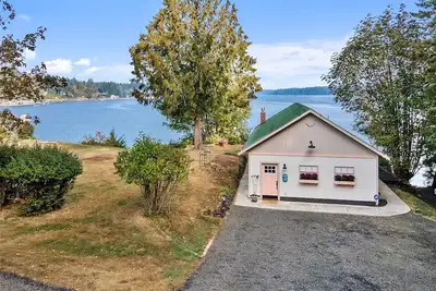 Image de Waterfront vacation cottage on Puget Sound. Kayak from your private beach. Unsurpassed views of Pickering Passage and the Hartstein Island bridge. South end of the Olympic Peninsula, complimentary kayaks.