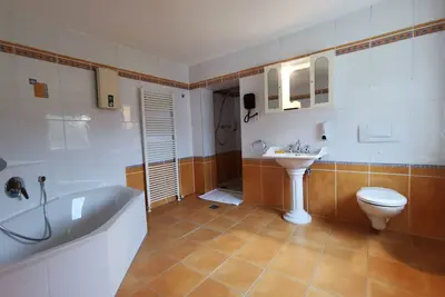 Image de Appartement-Salle de bain privée séparée-Vue sur Jardin
