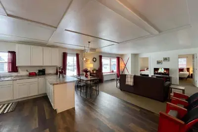 Image de Downtown \"Red Room\" at Villages on Aurora