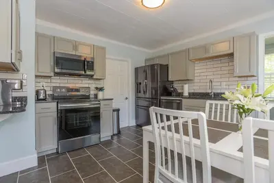 Image de Downtown Mystic Renovated & Comfortable Apartment