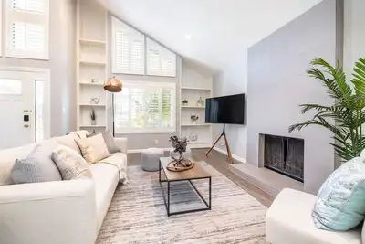 Image de New! Modern & Sleek 4br home w/high ceilings