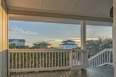 Image de Classic Nc Charming Beach House on Bald Head Island; sunset views and single level home