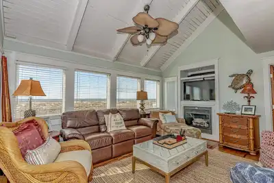 Image de Oceanfront Villa close to the Bhi Club Bald Head Island! Enjoy two decks for viewing