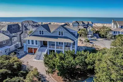 Image de Reverse floor plan home with ocean views, updated kitchen and bathrooms!