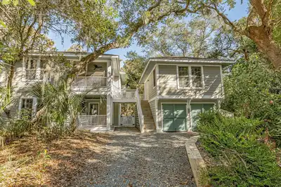 Image de Baldy's Haven located in the middle of Bald Head Island backing up to 12th fairway!