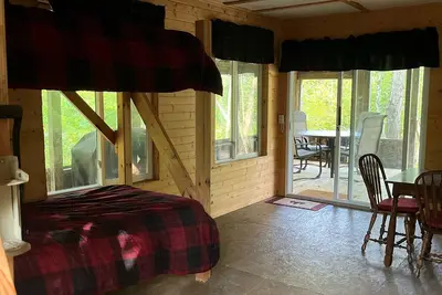 Image de One room cabin kitchen dining sleeping. Off the grid Atv \/Hunting\/fishing \/Relax