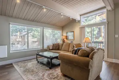 Image de Bright updated end unit 2 bedrm 2 bathrm Timberline #36 high ceilings open floor plan