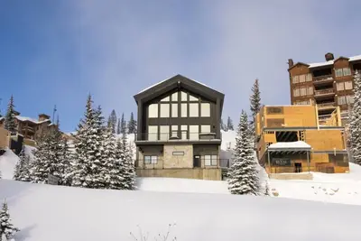 Image de big white chalet house ski in ski out