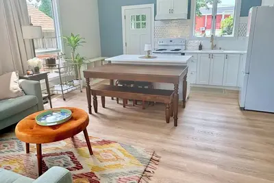 Image de Coastal Cottage · Water Views · Steps to Beach & Restaurants · Pet Friendly