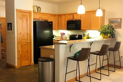 Image de Mid term rental on ground floor 2 bedroom garden unit in resort like community.