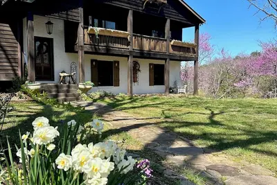 Image de Swiss Chalet/Raving Reviews/26 acres/3 mi. to Tiec
