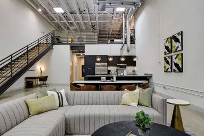 Image de 3br Luxury Loft Near Downtown & Frost Bank Center