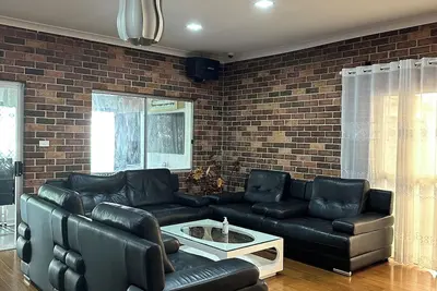 Image de Large and Cosy Home In Strathfield