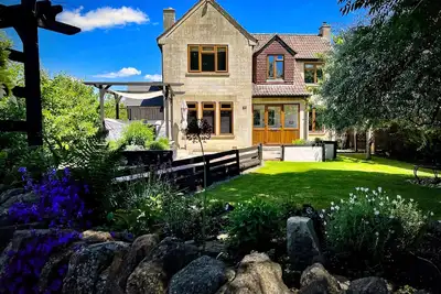 Cosy 3-bedroom home with garden and log burner, close to the City of Bath.