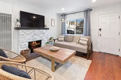 Image de 818 Portsmouth · Newly Remodeled Between Bay & Beach *Parking*Patio