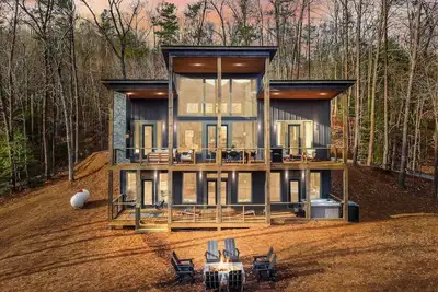 Image de Weaver Creek Lodge ~ Near Downtown Blue Ridge ~ Hot Tub!