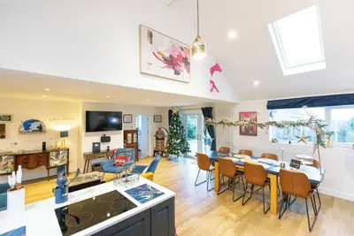 Image de Quirky bungalow on coastal walk with distant sea views. Fully secure garden.