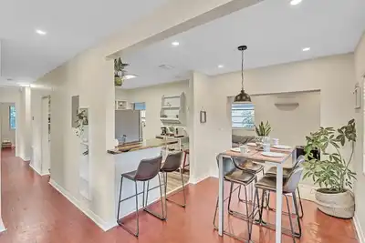 Cozy bungalow in historic Grove Park neighborhood