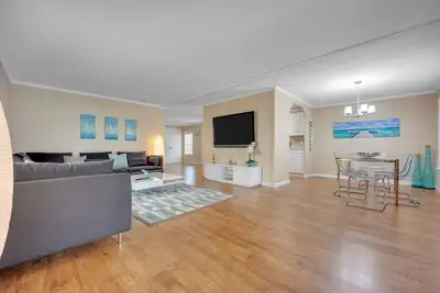 Updated Rental with Direct Bay Access and Boatlift in Hammerpoint