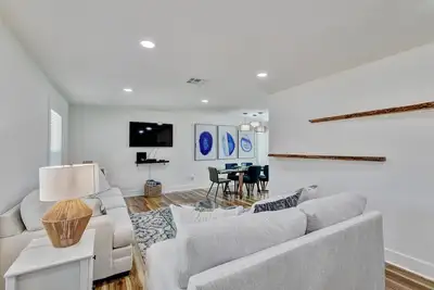 Image de *New! * Modern Luxury 3-Bedroom Getaway