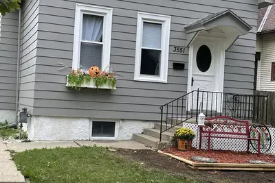 Image de 3 Bedroom Home by Airport and Downtown Milwaukee\nOther listing 5 bd St Francis
