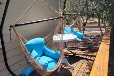 Image de Cozy 5-Star Cabin-Spa-Pet Friendly-Fireplace- Nearby Sledding and Ski slopes.