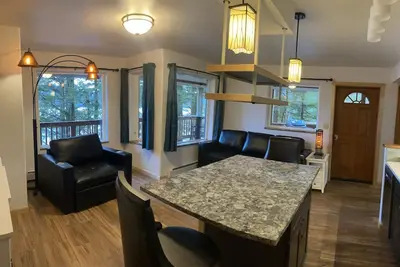 Image de The Bear Den. Water view, eagle view, deer and black bear, cover deck and Bbq.