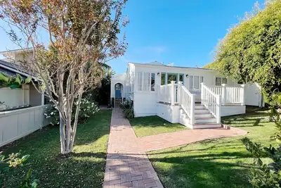 Laguna Beach Cottage - steps from the sand!