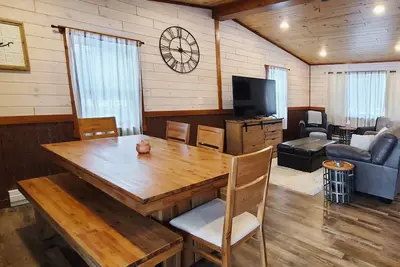 Image de New Farmhouse Chic Cabin - Minutes from Lakes, Rivers, & Recreation - Sleeps 6