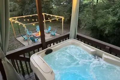Image de King Bed-Hot Tub-Arcade! Perfect for couples and families. Close to I-71.