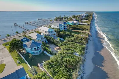 Image de Oceanfront Octagon Beach House and Dock Sunrise and Sunset Ocean to River Lot