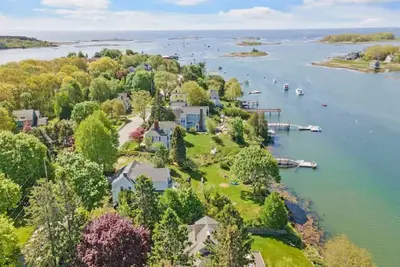 Image de Luxurious 5 bedroom on the ocean with dock and kayaks