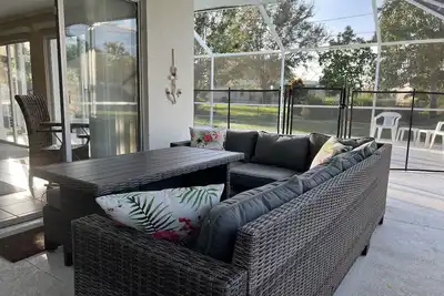 Image de Bright Sunny Pool Home