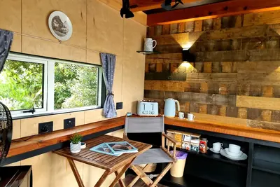 Image de Swiss-Kiwi Cottage/ Tiny House. \ninkl. Breakfast, Jacuzzi option.