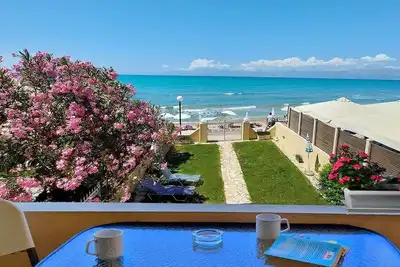 Image de Beach Front, Directly On The Beach, Upper Floor Apartment - \"Sun\"