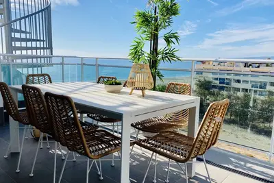 Image de Stor Lägenhet vid Stranden med Fantastisk Terrass