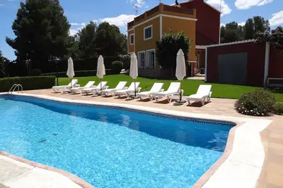 Image de Tennis-Volley-Basket Privé, Piscine Chauffée, Sauna avec Aromathérapie