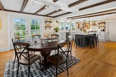 Image de Beautiful 1770 historic home, 7 bedrooms all ensuite, hot tub, pets welcome