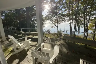 Image de Spacious Waterfront Home with Private Guest House