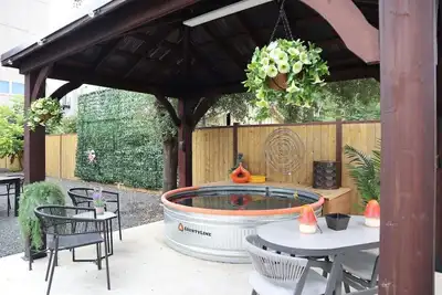Image de Hot tub, Cowboy Pool-Near River Walk, Pearl Dist.