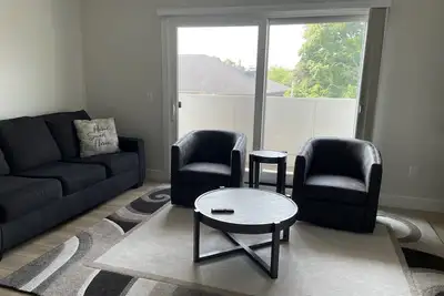 Image de Snl New condominium one block from West Bay. Great location.