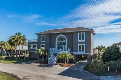 Image de Spectacular mid-island beachfront home