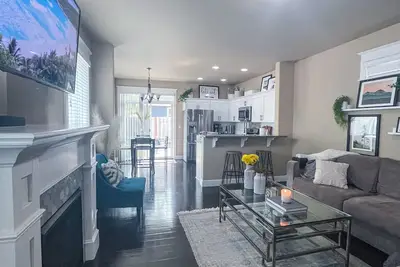 Image de Patio w/ fire pit home ✶ 10min to Dt → Has it all!